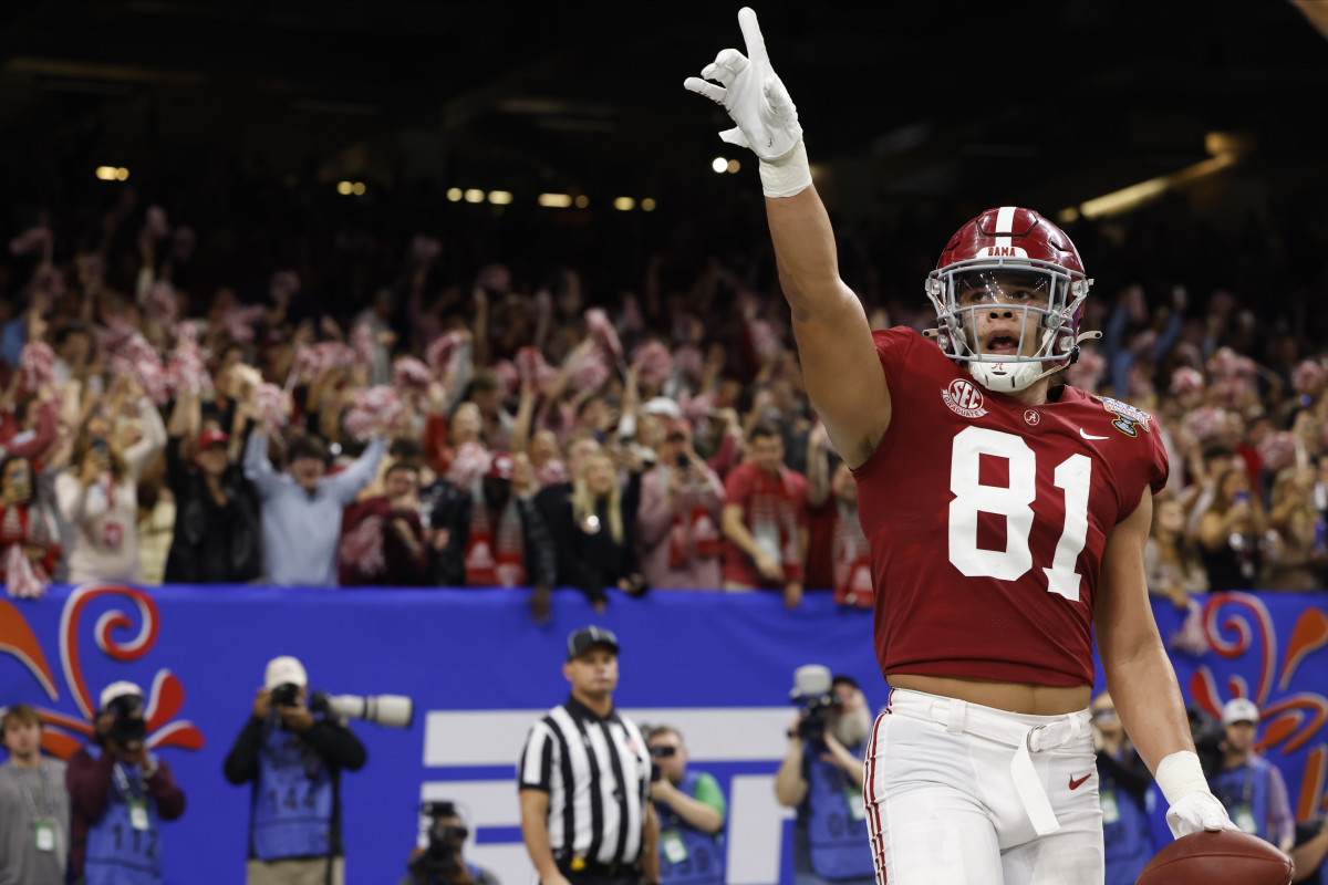 Tight end Camerson Latu